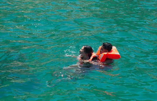 Boat Tour Snorkeling Tour with Guide, Drinks and Fruit