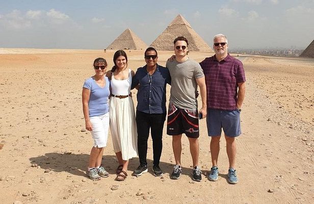 Private Pyramids & GEM Tour with Local Koshary Lunch