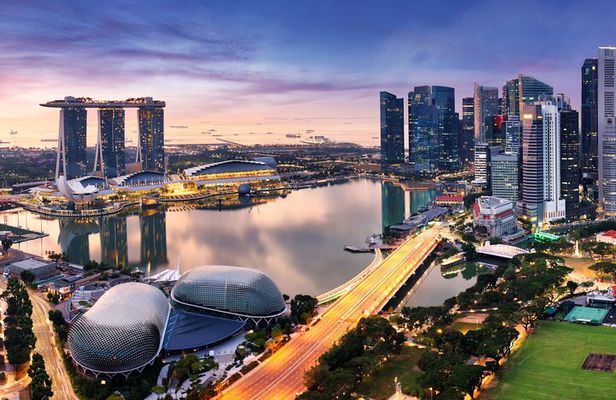 Singapore in Motion: Flyer, River and Garden