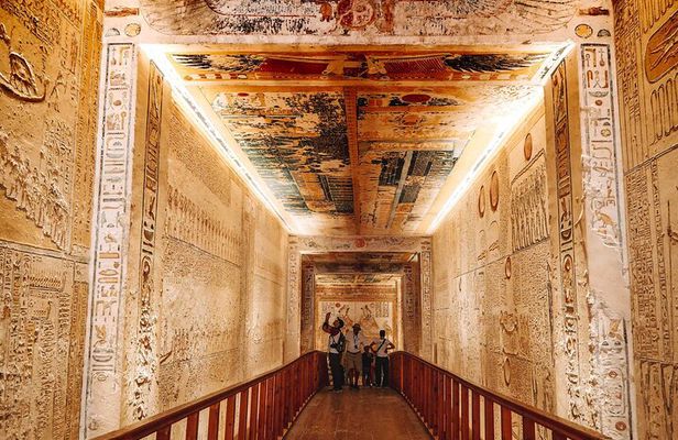 Luxor East & West Bank Wonders: Guided Day Tour with Egyptologist
