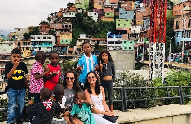 Graffiti, Cerveza y Esmeraldas: Tour Inolvidable por la comuna 13