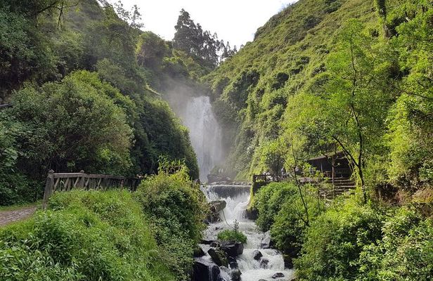 Quito to Otavalo: Market, Waterfalls & Peguche Lagoon Tour