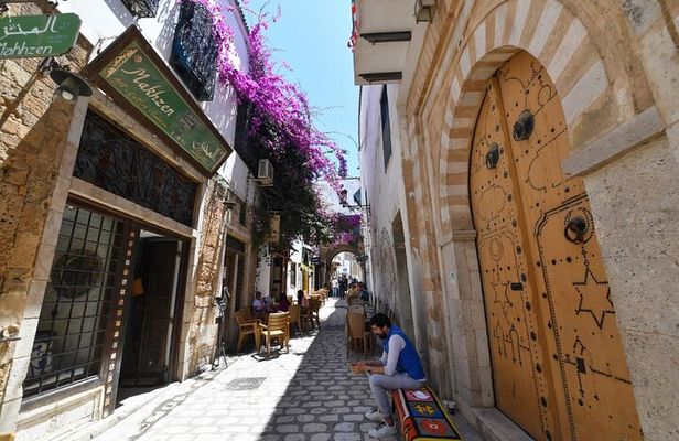 Guided tour of the Tunis Medina & street food tasting 