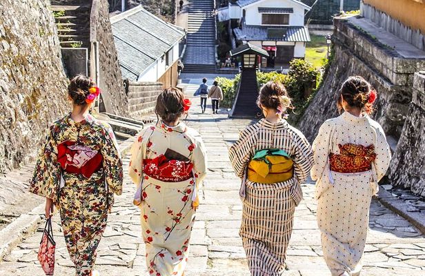 Kimono Walk and Tea ceremooy and sake in Historic Kitsuki Castle