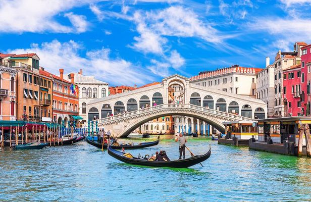 Venice Shared Gondola Ride: 30 Minutes through Grand Canal
