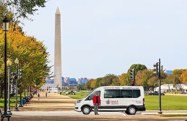 4-Hr DC Monuments Small Group Sightseeing Guided Tour