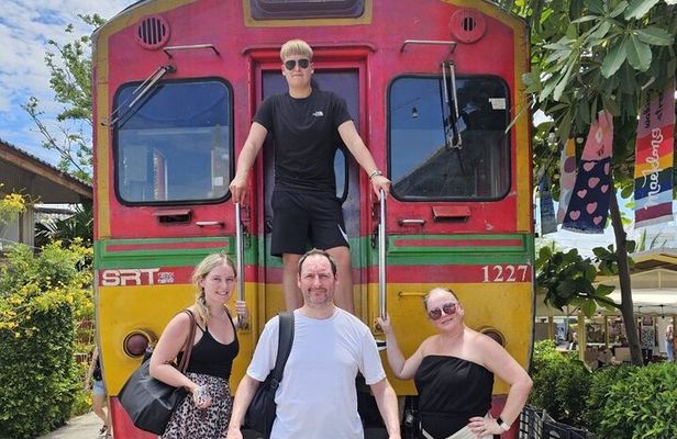 Maeklong Railway and Damnoen Saduak Floating Market Guide Tour 