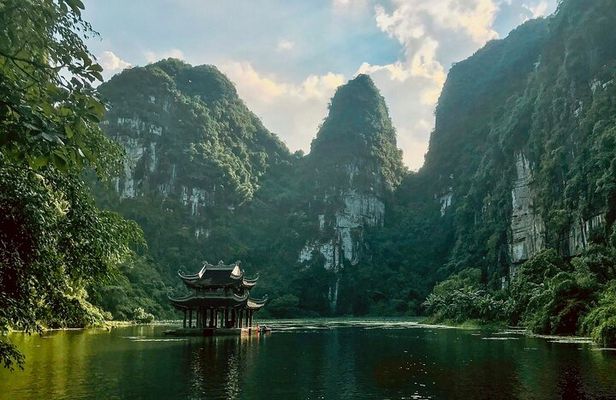 Ninh Binh Day Tour from Hanoi: Hoa Lu Trang An and Mua Caves