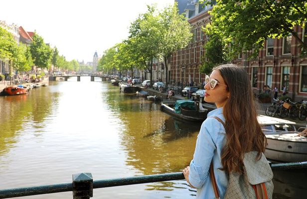 Amsterdam Walking Tour & Canal Cruise with Drink & Cheese Tasting
