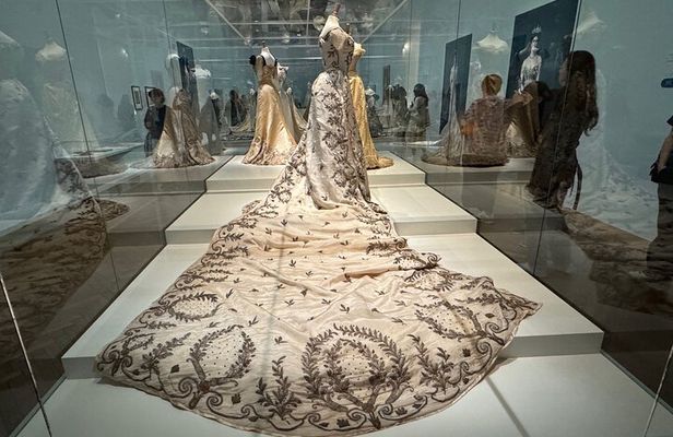 Private Fashion Tour Exposition Worth Inventing Haute Couture