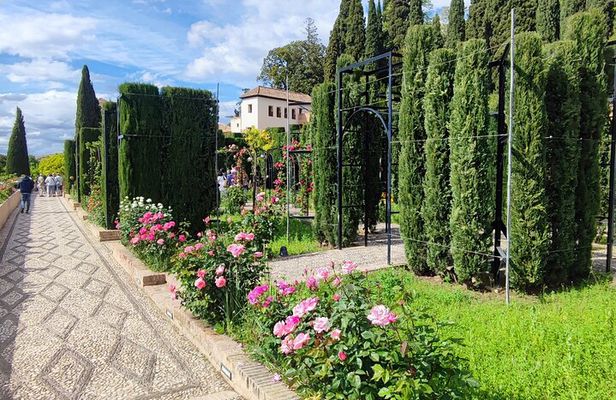 Private Guided Tour of the Alhambra: Generalife and Alcazaba