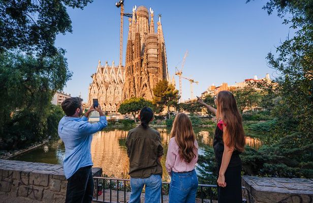 Sagrada Familia Skip the Line Ticket with Official Guide