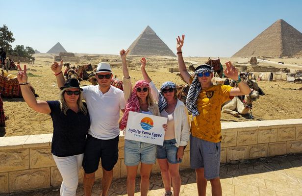 From Hurghada: Cairo Day Tour by minivan small group
