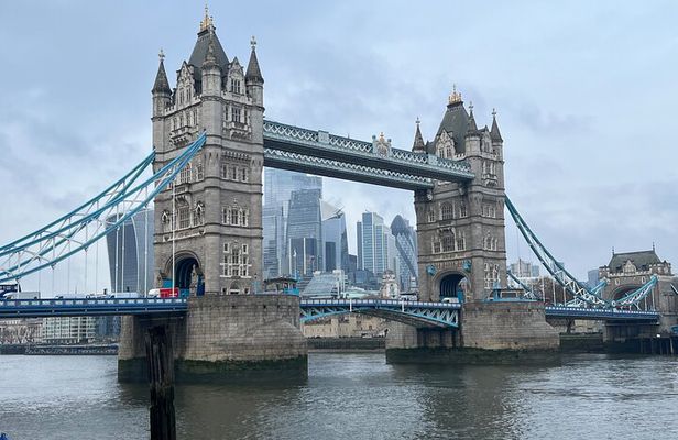 Historic London Walking Tour Landmarks and Pub Lunch
