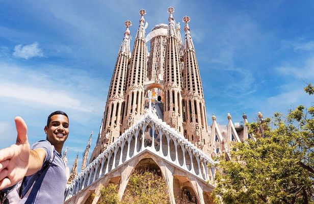 Fast Track: Sagrada Familia Guided Tour 