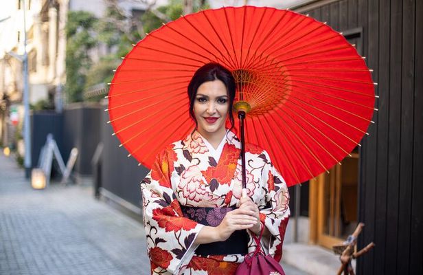 Kimono Photoshoot and Tea House Experience in Kagurazaka