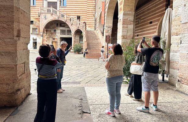 Verona Must-See Sites: Guided Walking City Tour with local Expert