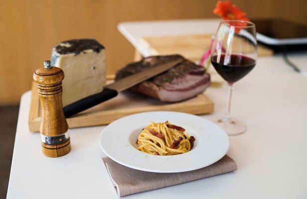 Olbia: cooking class on real pasta carbonara