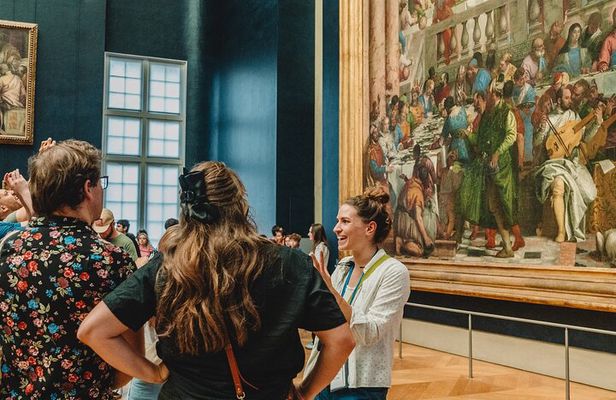 Paris Louvre Essentials Tour with Reserved Entry