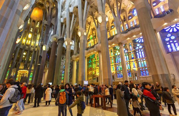 Fast Track Sagrada Familia Guided Tour with Tower Access
