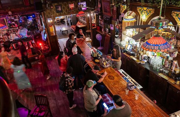Walking Pub Crawl in Downtown Juneau