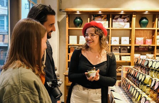 Intimate Montmartre Art & Gourmet Stroll – Private Experience