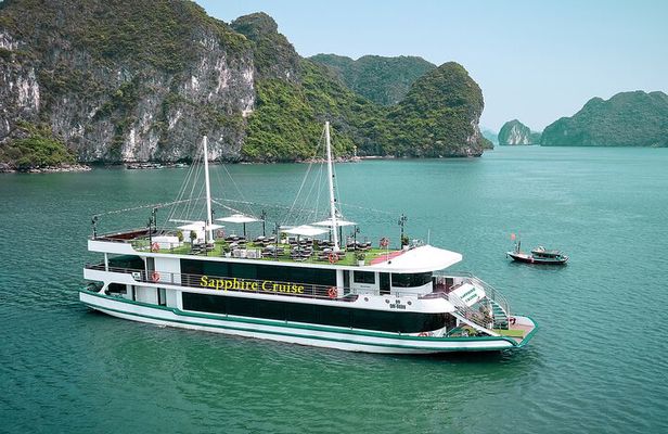 Day Trip in Halong Bay: Kayaking, Hiking, Jacuzzi & Buffet Lunch