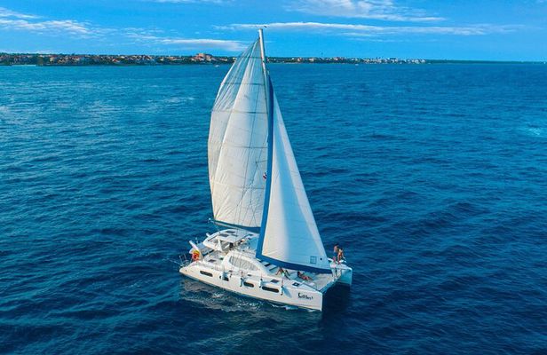 Half-Day Luxury Sailing in Puerto Morelos with Open Bar