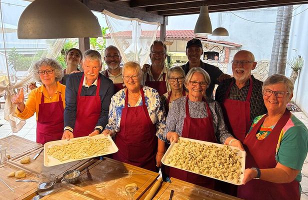 Cooking class with family and in the garden of an old boathouse