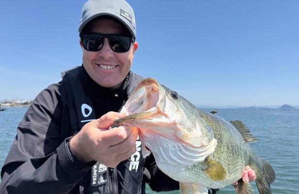Experience bass fishing on the legendary Lake Biwa for 2 people