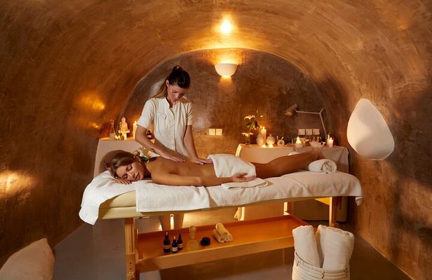 Imerovigli: Couples Departure Day Treat w Spa Massage Wine Fruits
