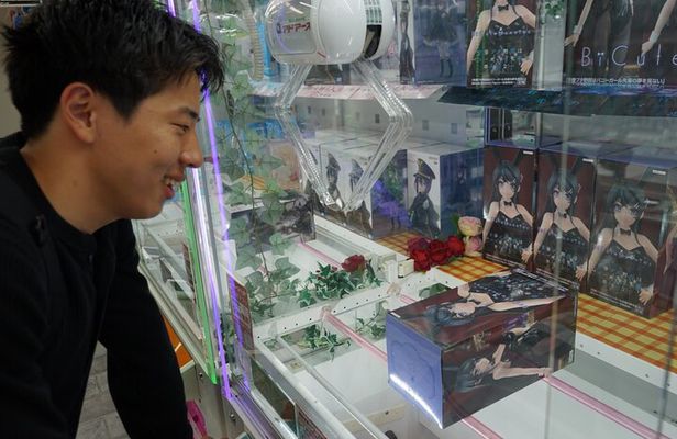 4-Hour Shibuya Night Tour with Locals: Sauna, Foods, Arcade & Bar
