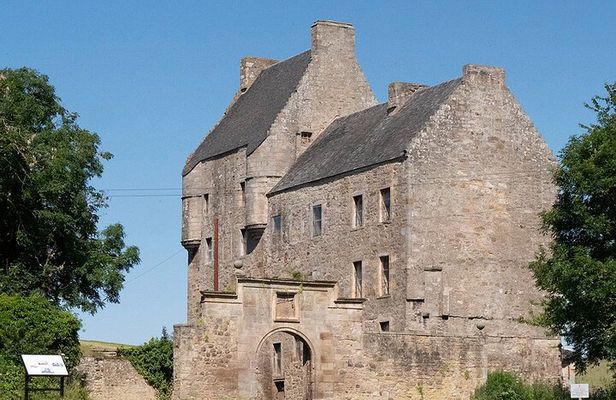 Half Day Tour to Midhope Castle and Linlithgow Palace