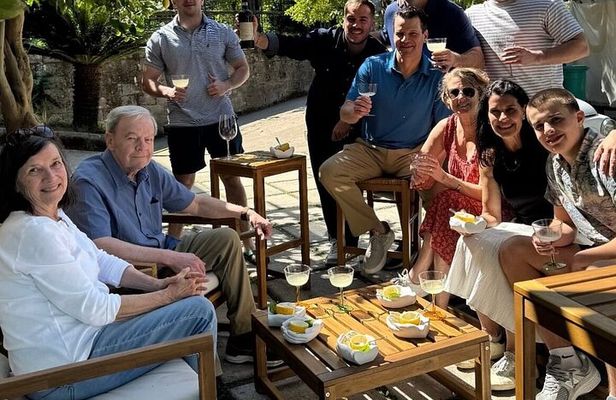 Small Group Wine Tasting e Food Pairing Experience in Sorrento