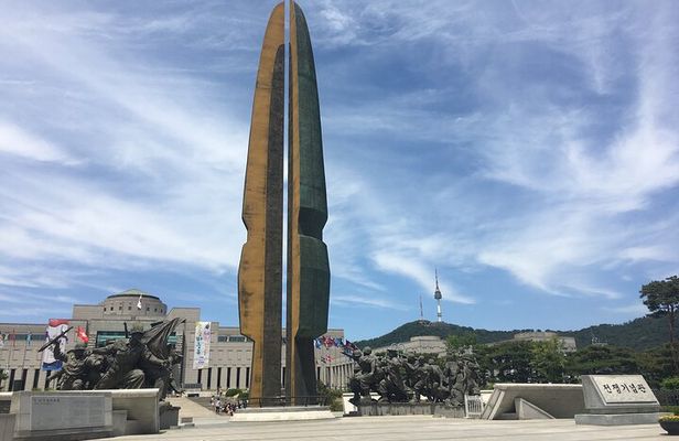 Explore Seoul: War Memorial, Jogyesa Temple & Tapgol Park Tour