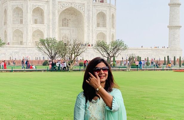 Taj Mahal & Beyond – Day Trip to Agra from Delhi