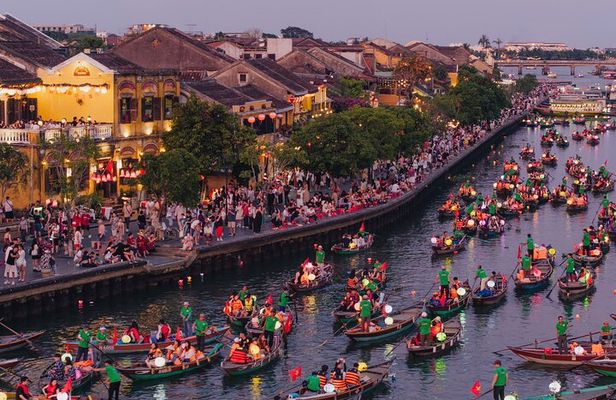 Hoi An Lantern Making Class with Lantern Boat Trip