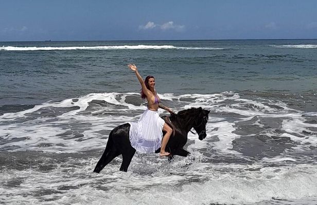 Bali Horse Riding Trot & Canter Saba Beach with Local Temple 