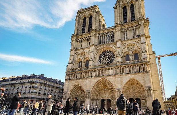 Notre Dame Cathedral:Interior & Exterior Small Group Guided Tour 