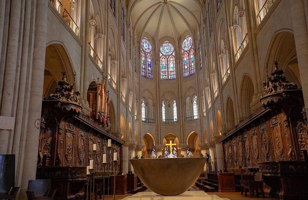 Notre Dame Cathedral:Interior & Exterior Small Group Guided Tour 