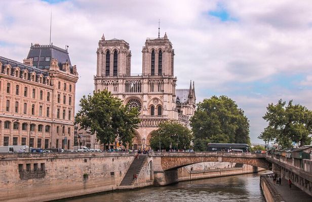 Experience Notre-Dame: Interior or Exterior Tour with Access
