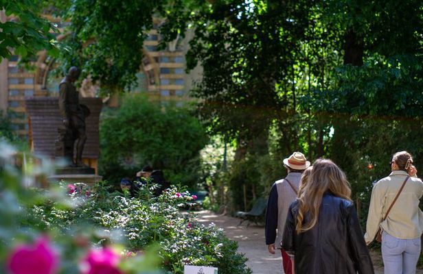 Wine Walk & Tasting in Saint-Germain-des-Prés
