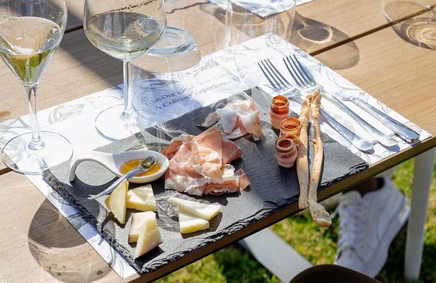 Pompeii Guided Tour & Lunch with Superior Wine Tasting