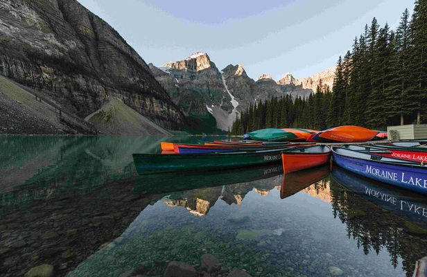 Explore Moraine and Louise Roundtrip from Banff Shared Bus Tour