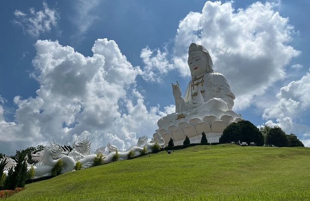 Chiang Rai Day Tour from Chiang Mai Red White and Blue Temples