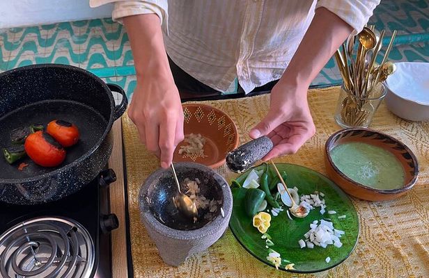 Salsas, Handmade Tortillas and Picaditas Cooking Class in Mérida