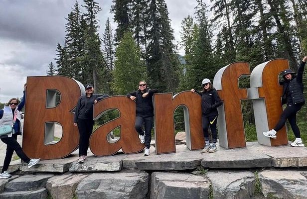 Explore Moraine Lake & Lake Louise Roundtrip Shared Shuttle Tour