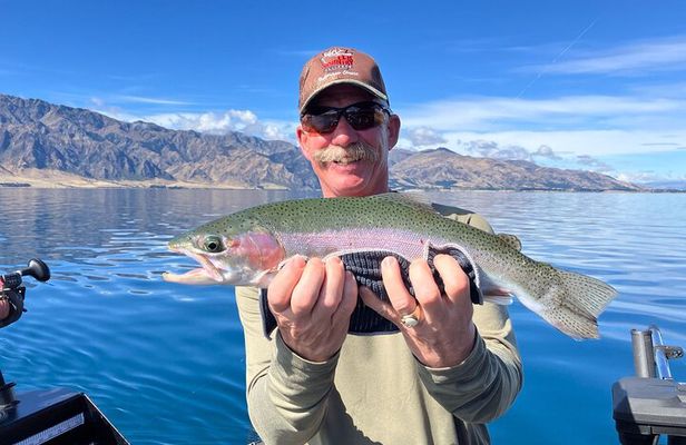 Lake Wakatipu Queenstown: 6 hour Fishing Adventure by Boat
