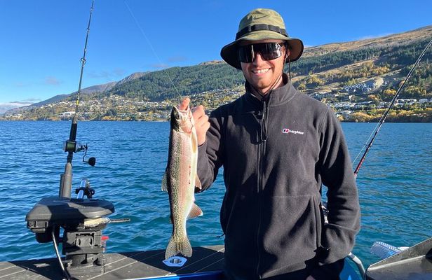 Lake Hāwea: 6 hour Fishing Adventure by Boat