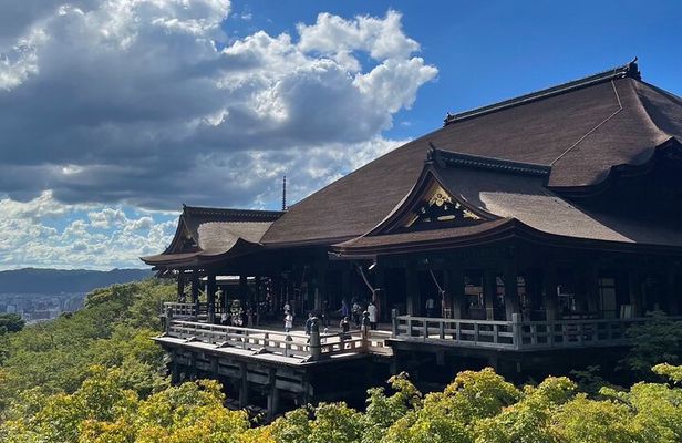 Private Custom Tour of Kiyomizu & Yasaka—by Young Local Guides
